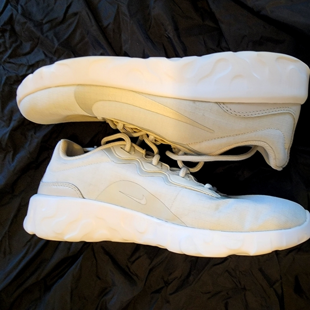 Nike women's white silver sneakers